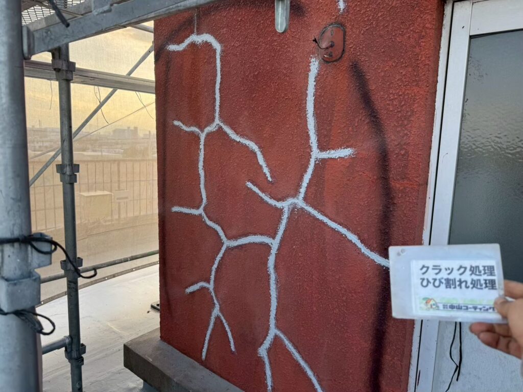 表面だけでなく、下地の状態まで確認しながら補修作業を行いました