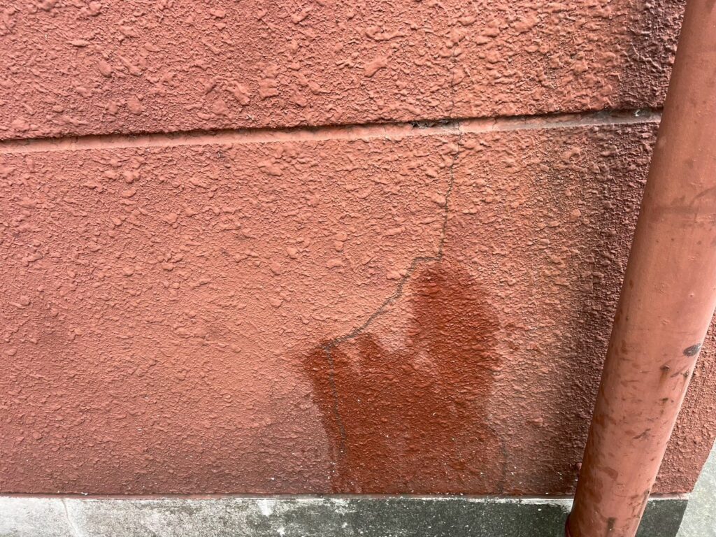 外壁にひび割れがありました