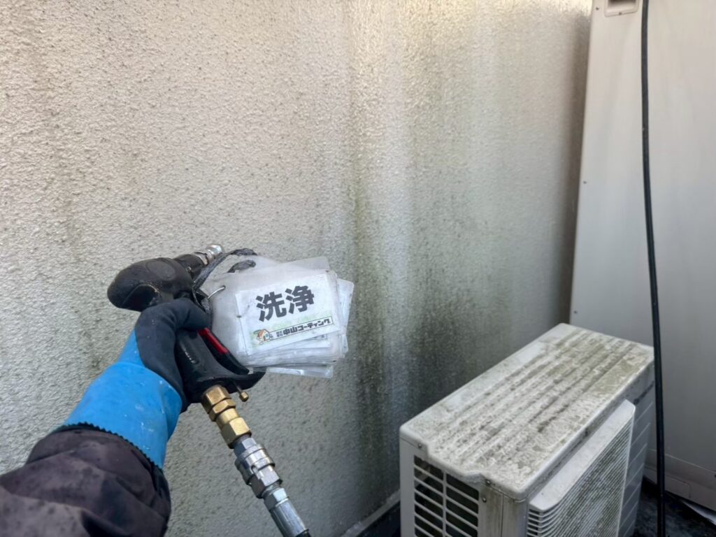 高圧洗浄を行います