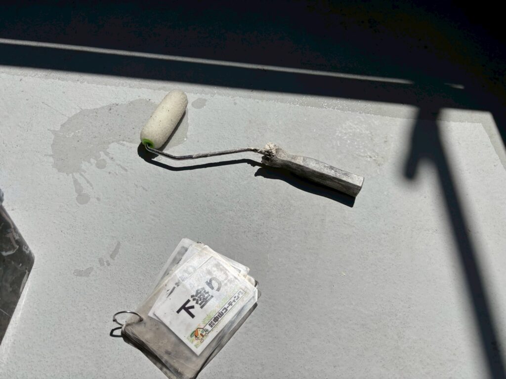下塗り塗装を行います