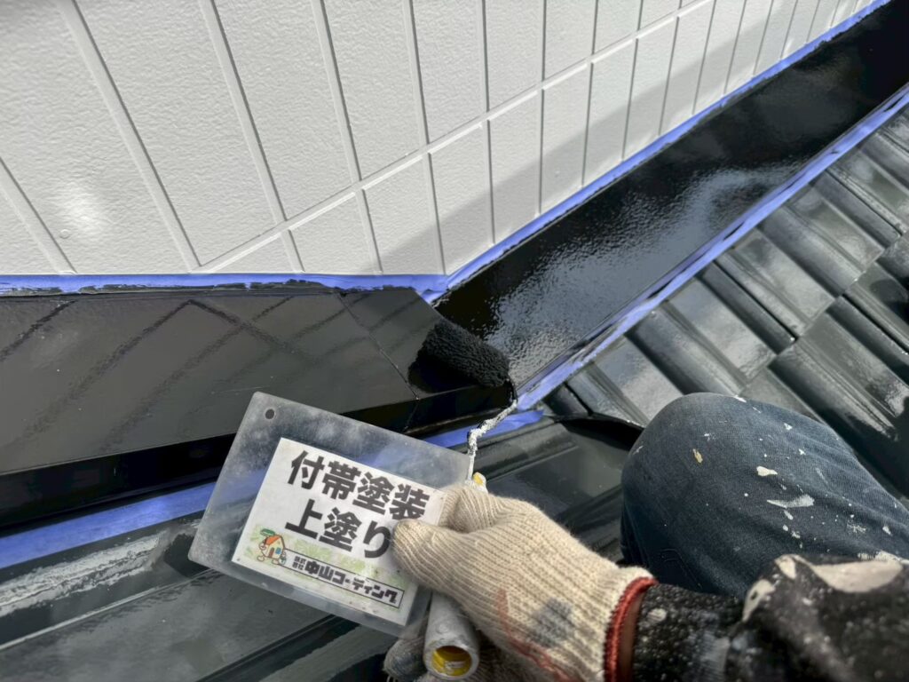 板金部分を塗っています
