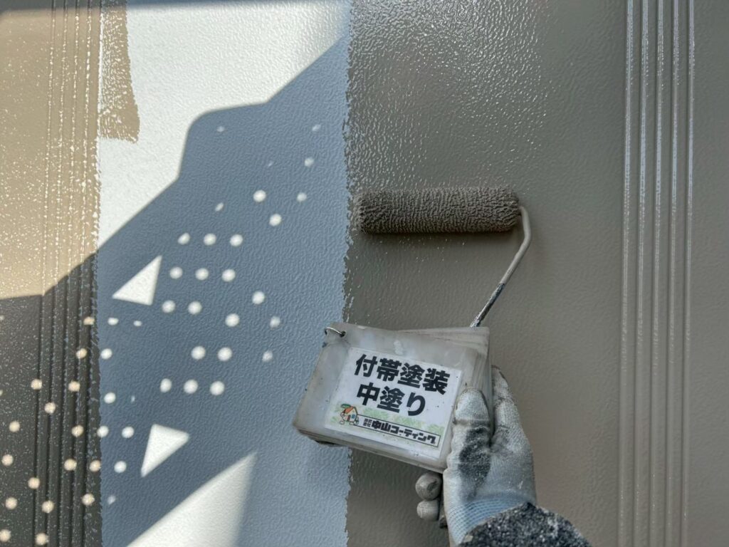 雨戸の中塗りをしています
