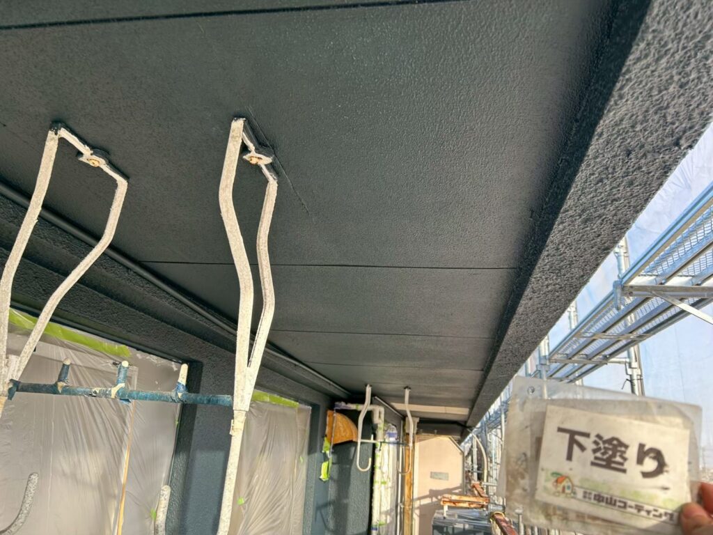 軒天井も塗っていきます