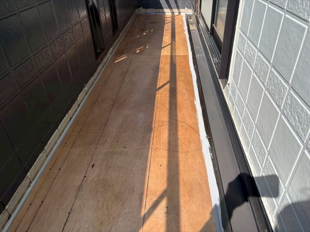 防水施工前の下地調整をしています