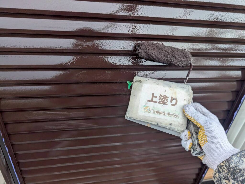 最終工程の上塗りを行っています