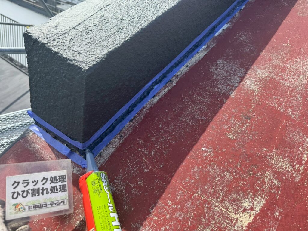建物の動きが出やすい箇所のため、下地からしっかり補修を行っています