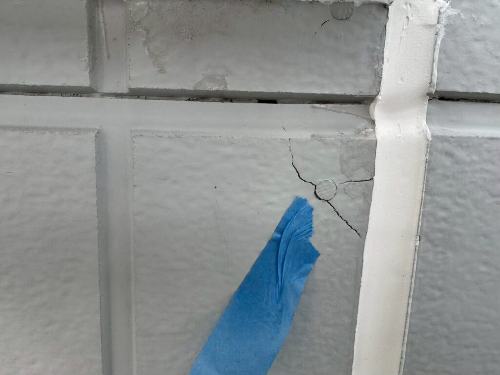 クラック箇所に目印をつけます
