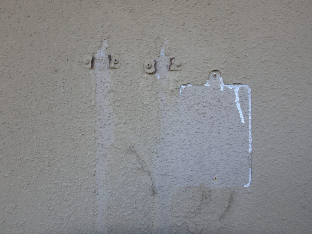 壁面には取り外したあとが残っています