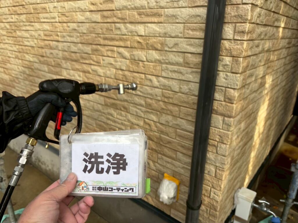 壁面　水洗いを行います