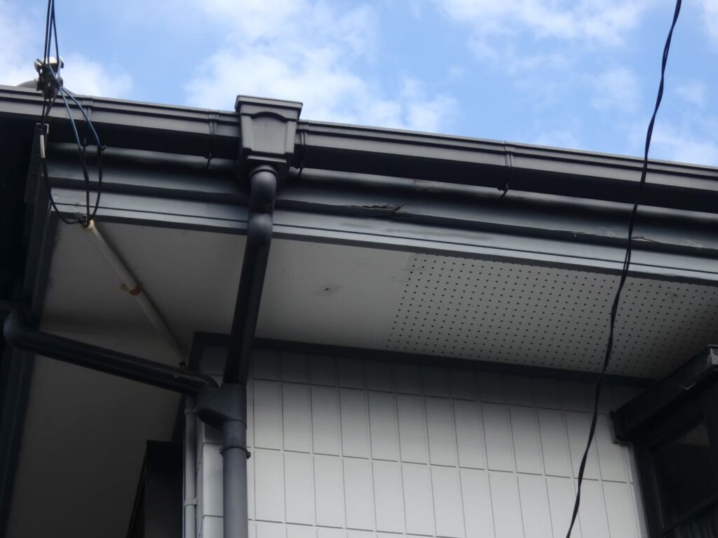 板金部分がめくれていました