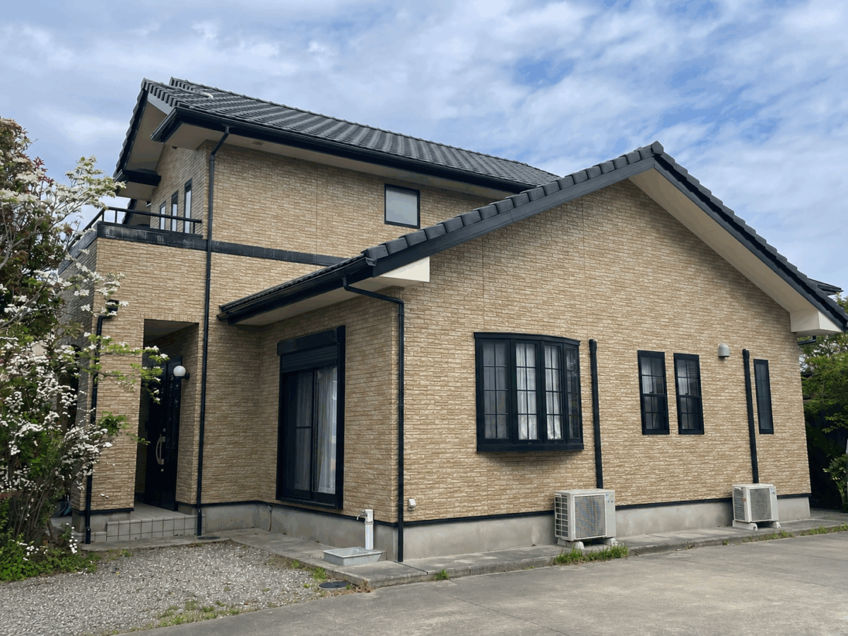 住まいの風合いを残した、クリヤー塗装仕上げ