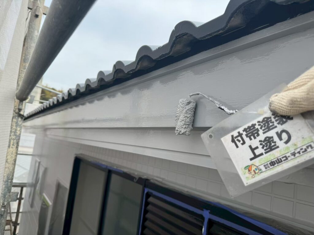 破風部分の上塗り作業の様子です