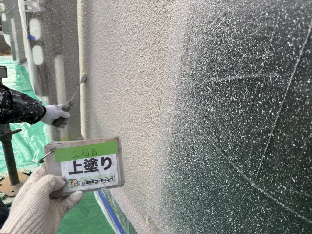 上塗り2回目
塗膜を均一に仕上げ、耐久性を高めています