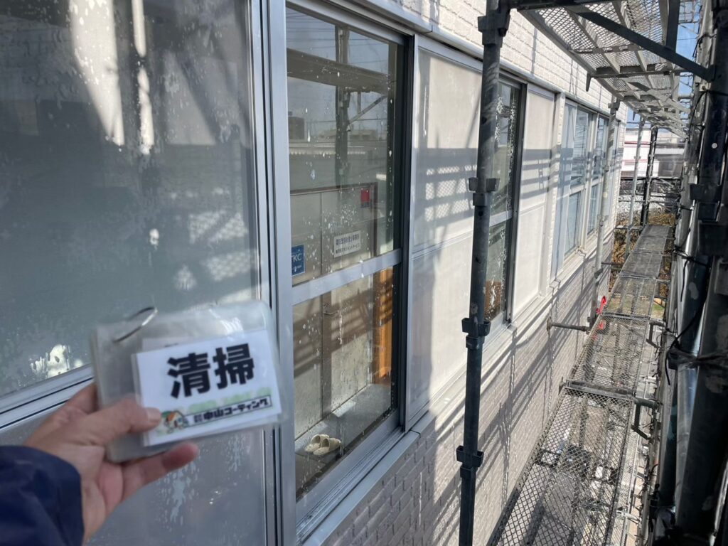 高圧洗浄に備え、ガラス面の汚れを清掃しました