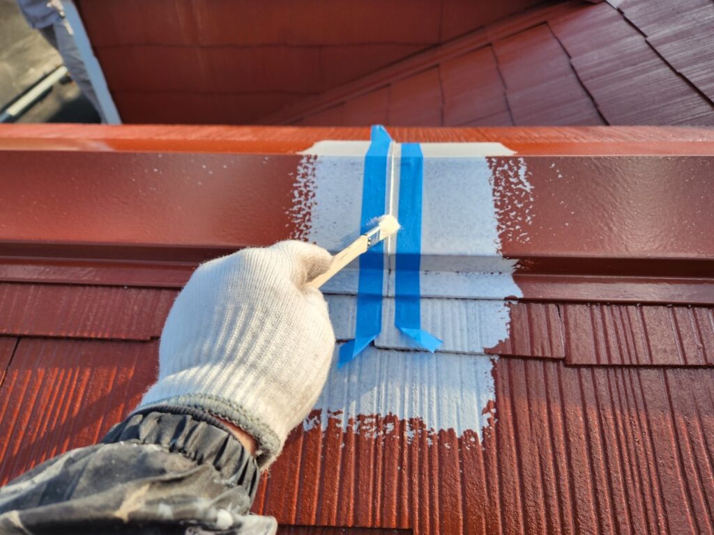 板金の継ぎ目を補修しています