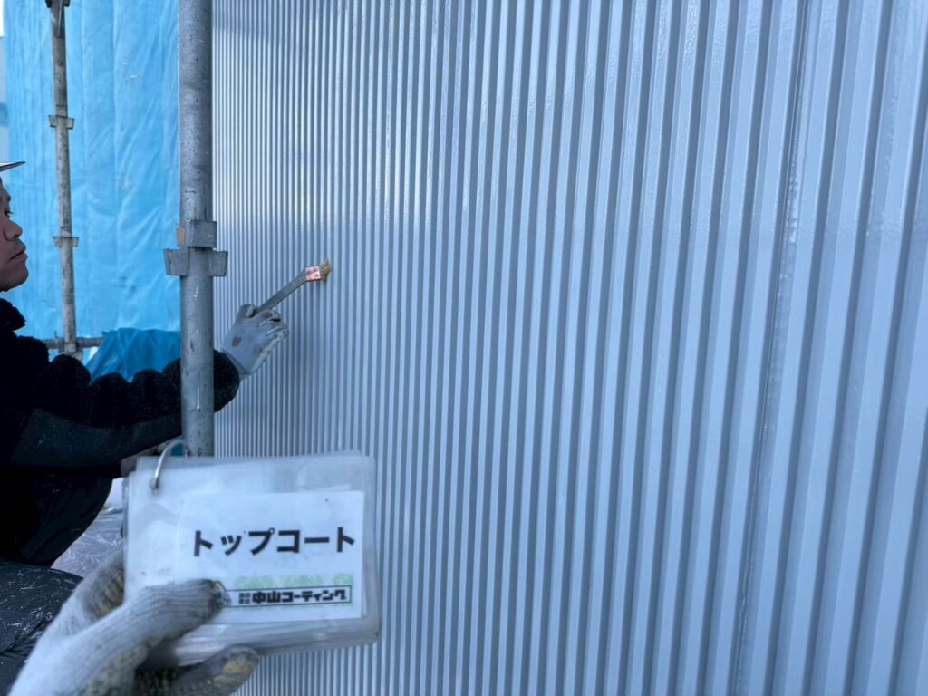 トップコートを塗布し、仕上げを行いました