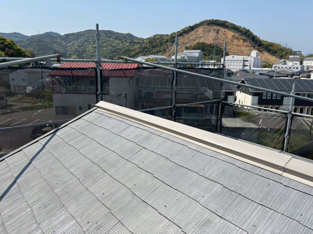 新しい棟板金を取り付けていきます