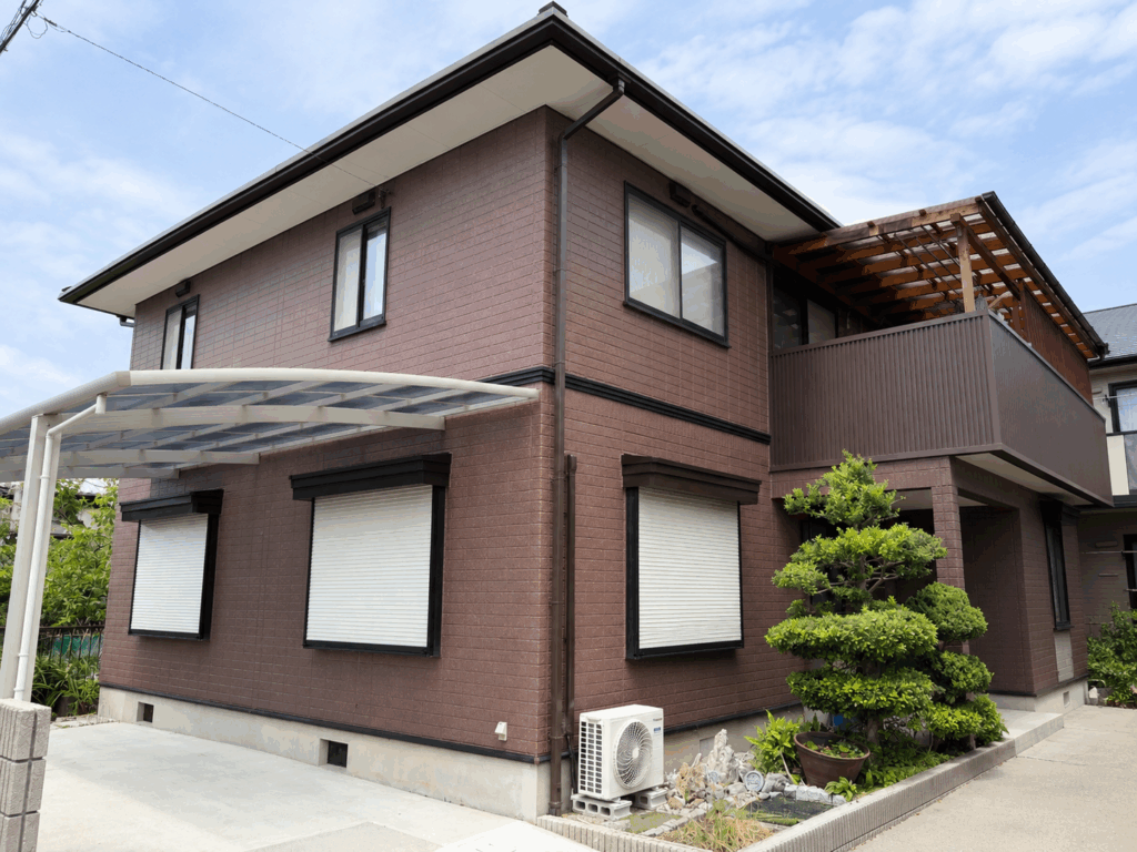 リピーターお客様 ダイヤカレイドトップコート多彩吹き仕上げで、新築時の美しさを超える重厚感と高級感を実現した外壁塗装ビフォーアフター