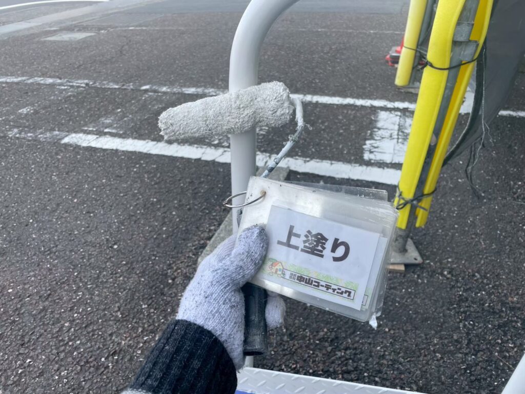多くの方の手に触れる手摺りも、丁寧に上塗りを行いました
