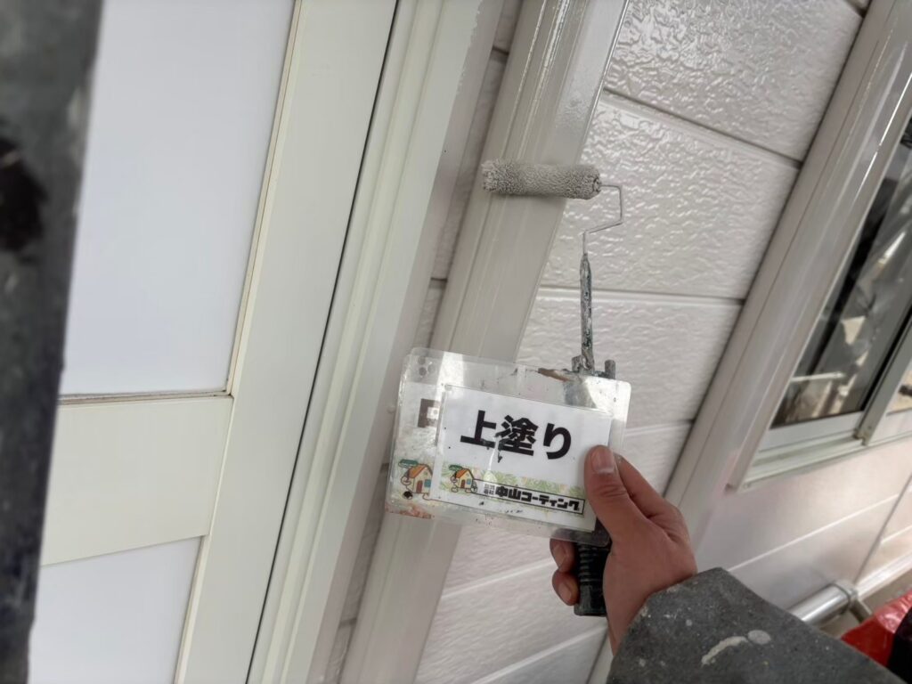 上塗りを行っています