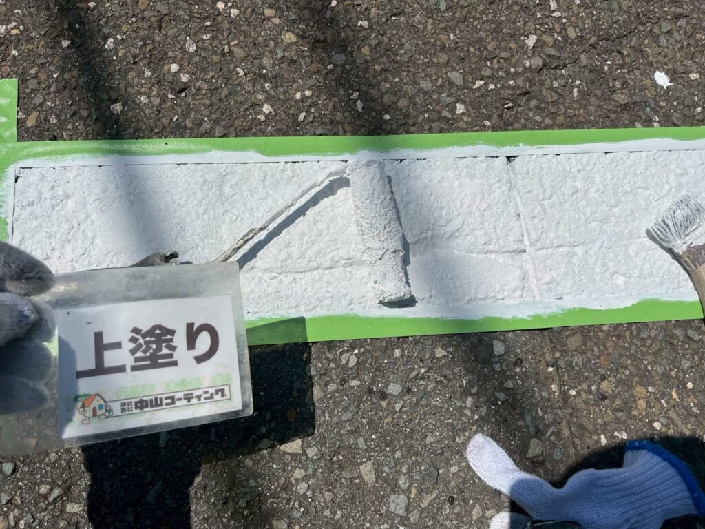 区画線の上塗り塗装を行いました