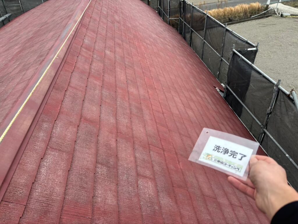 店舗裏側の屋根上です
