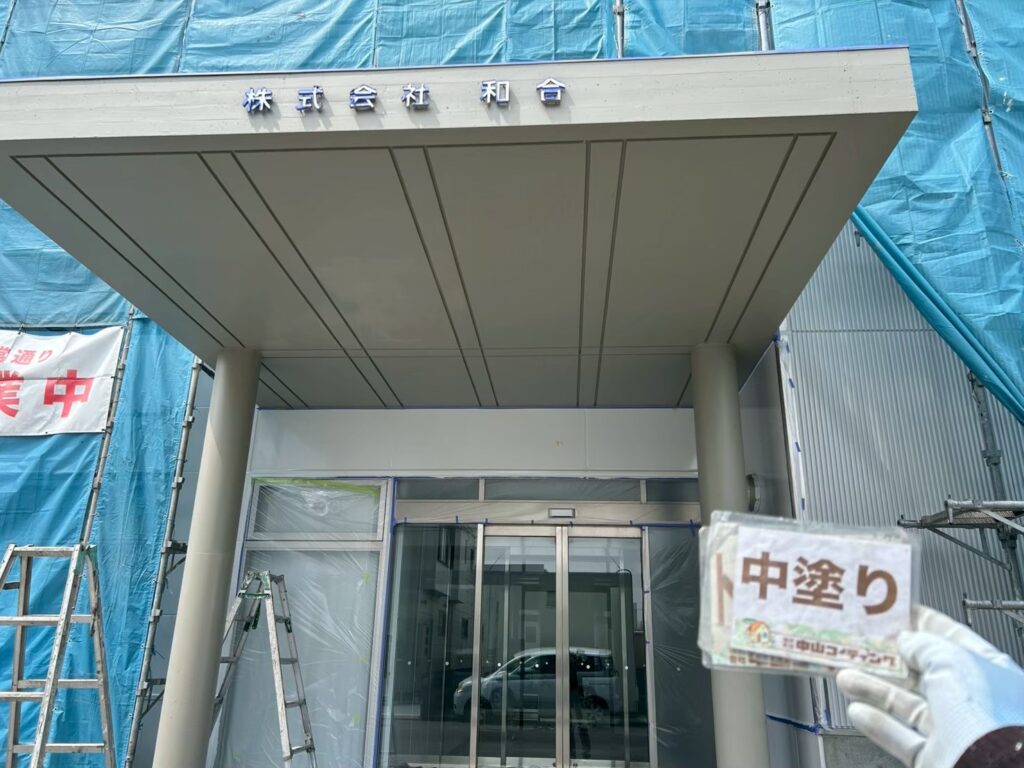 中塗りを行います