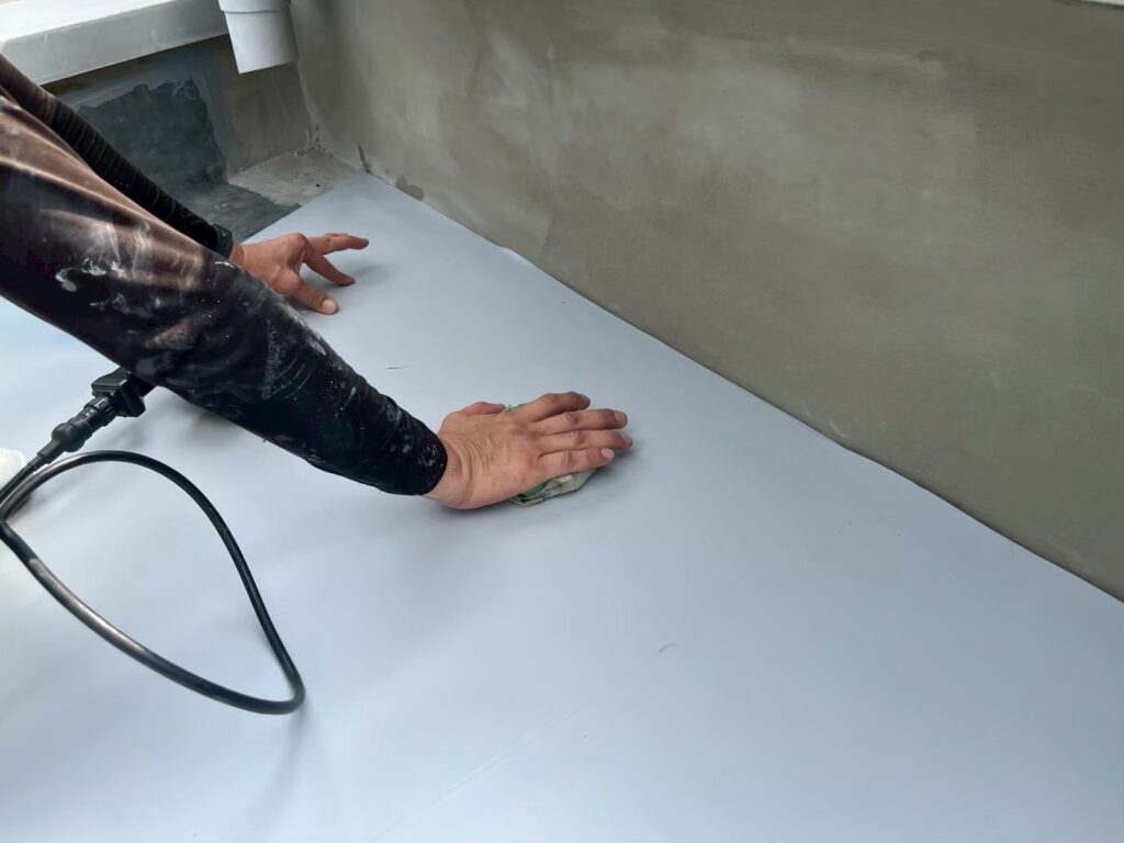 防水シートを丁寧になじませ、防水層を一体化させています