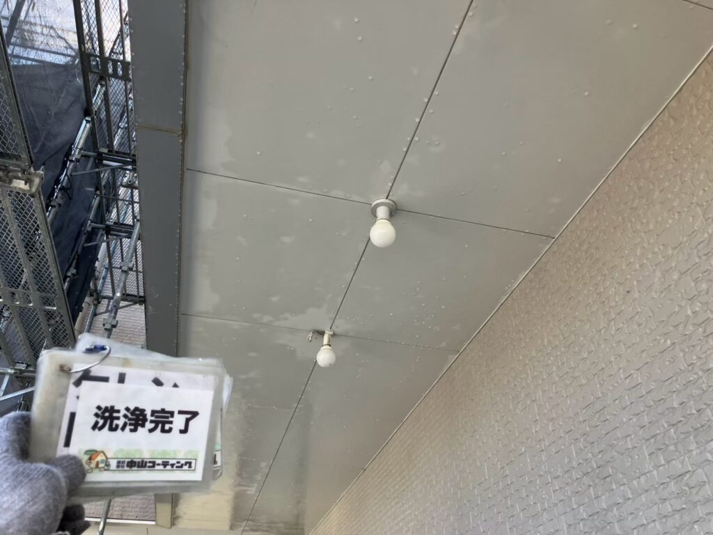 軒天もくすみが取れて明るくなりました