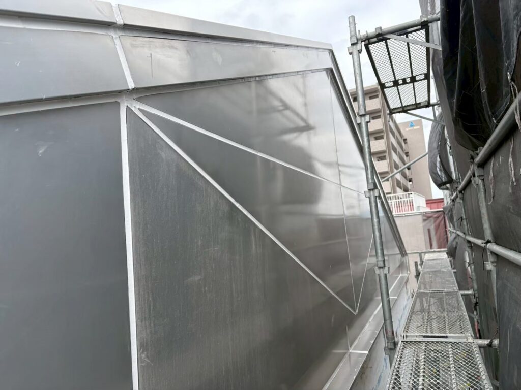 継ぎ目をしっかり保護し、建物を雨水から守ります