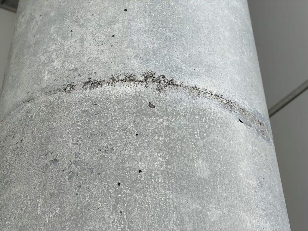 柱表面にひび割れや欠損が確認できました