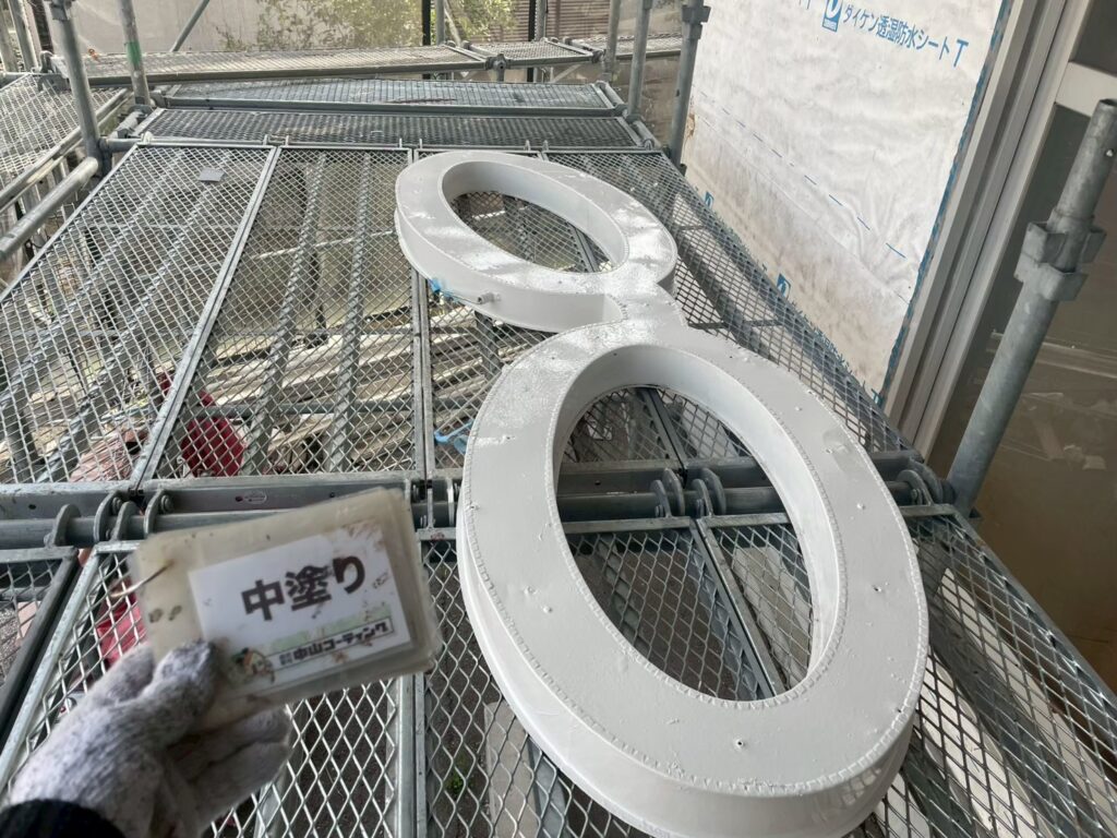 店舗のシンボルマークも細部まで丁寧に塗装します