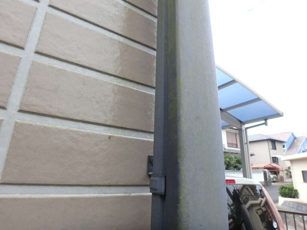 雨樋は紫外線などの影響で色褪せがおきていました