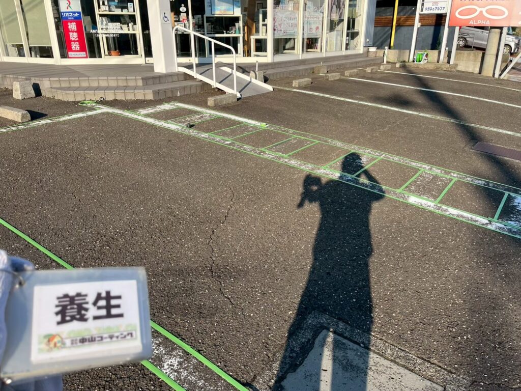 白線塗装前にマスキング養生を実施しました