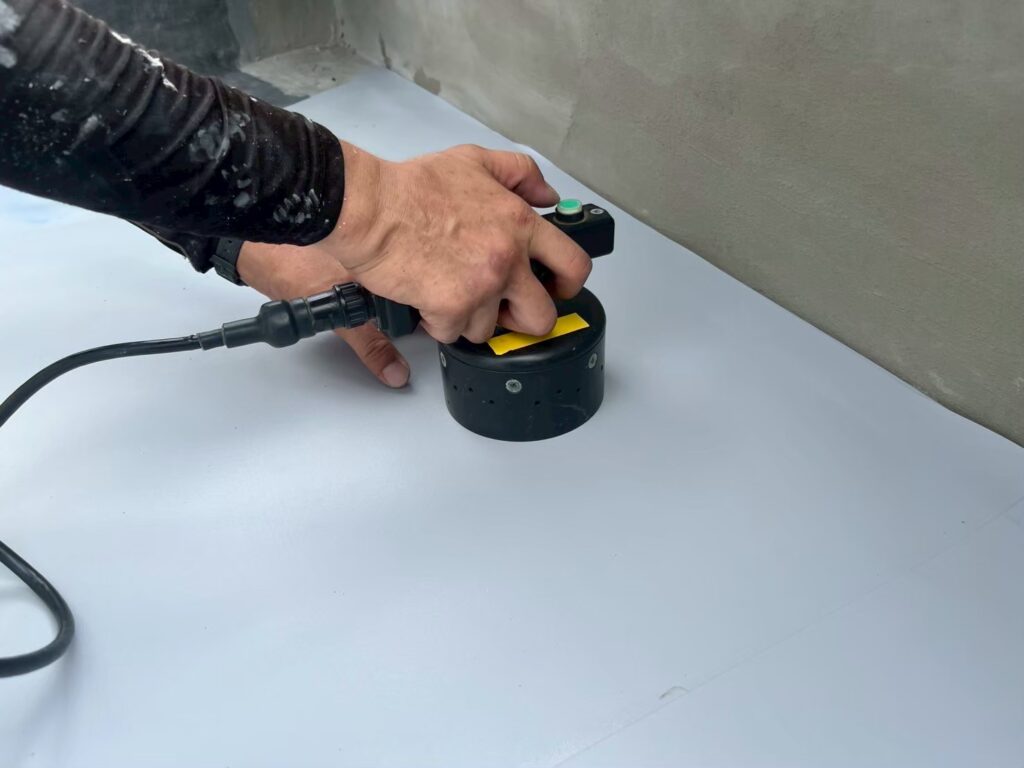防水シートのつなぎ目を熱でしっかり接着しています
