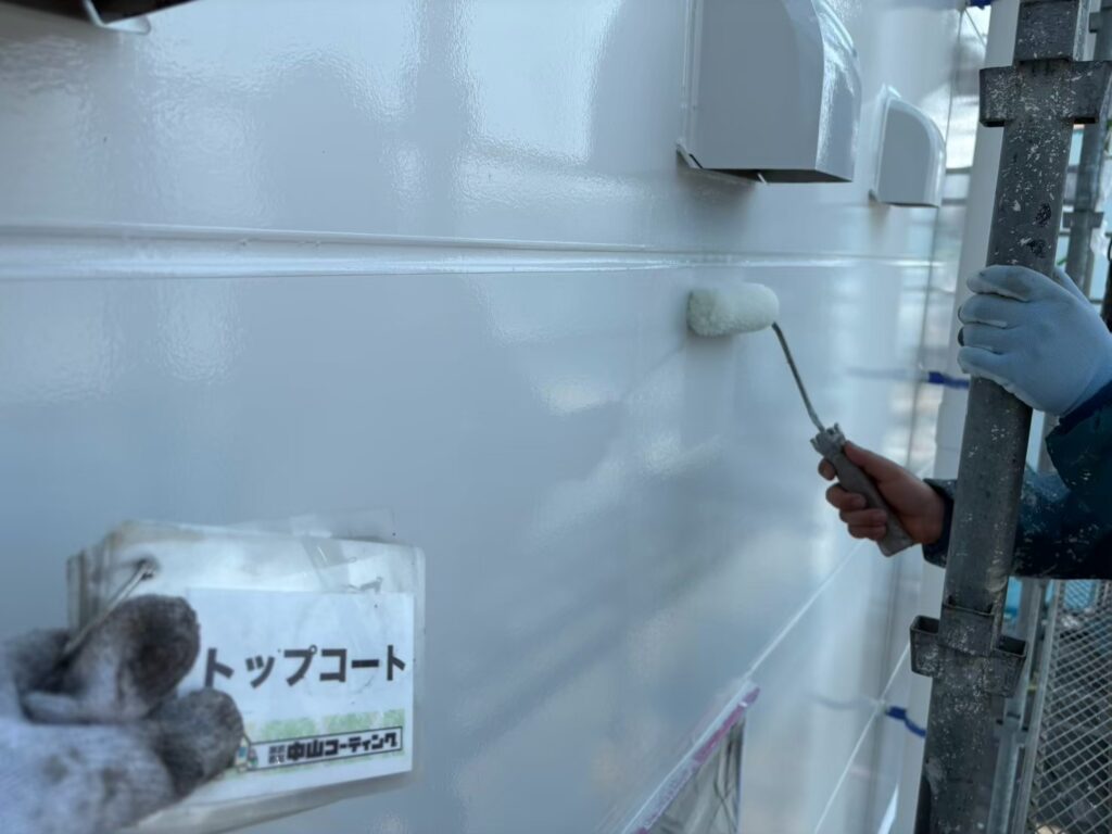 トップコートを塗布し、仕上げを行いました