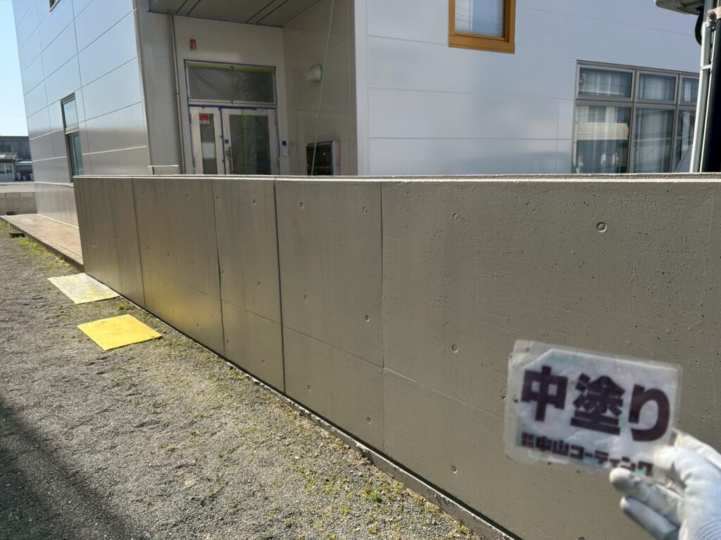 中塗りを行います