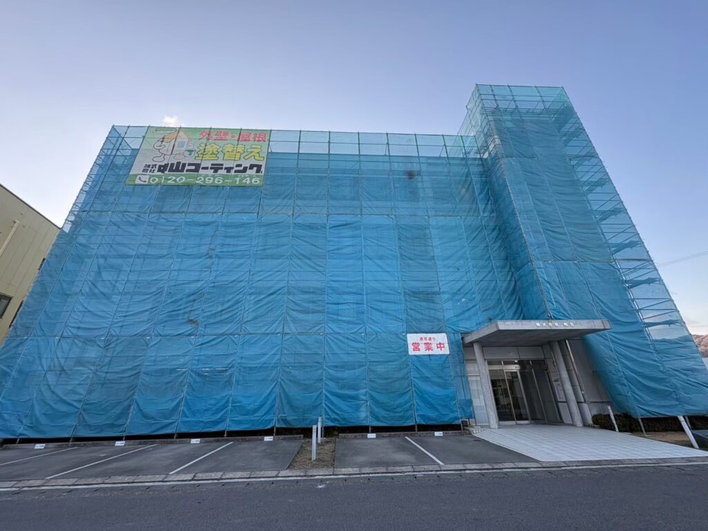 足場を組み終わり、作業開始です