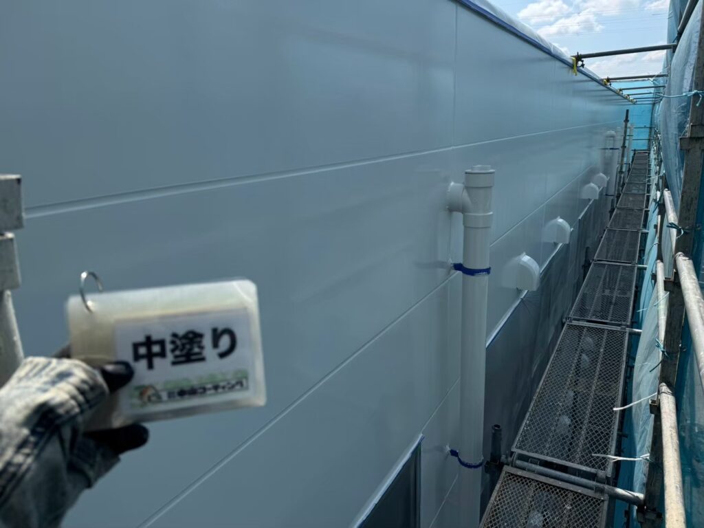 中塗りを行います