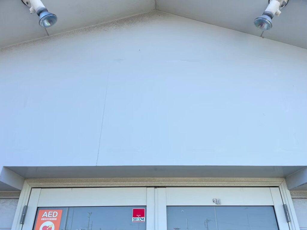 玄関庇上部の取り合い部分に黒ずみ汚れが見られました