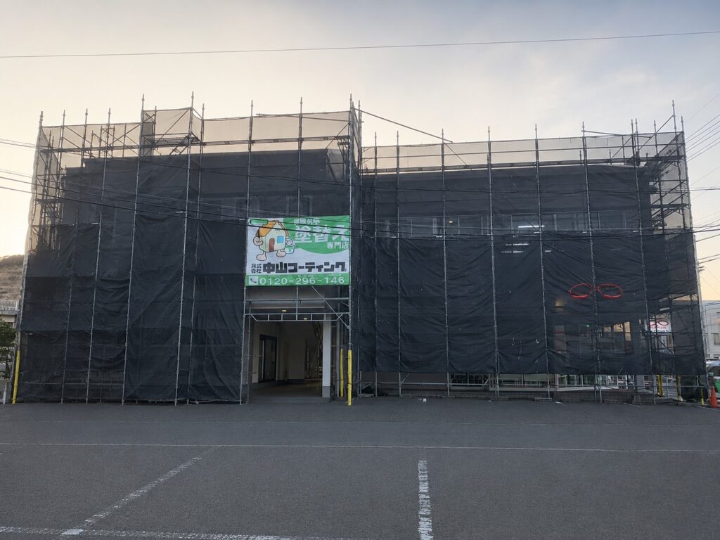 足場を組んで作業開始です