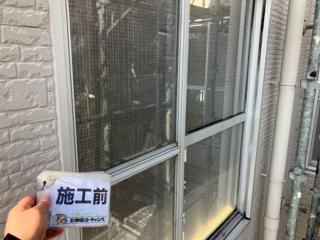 窓枠の下部に、汚れの蓄積が確認できました