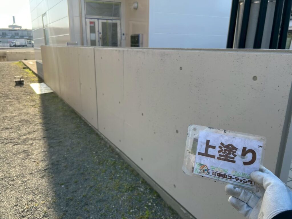 上塗りを行います