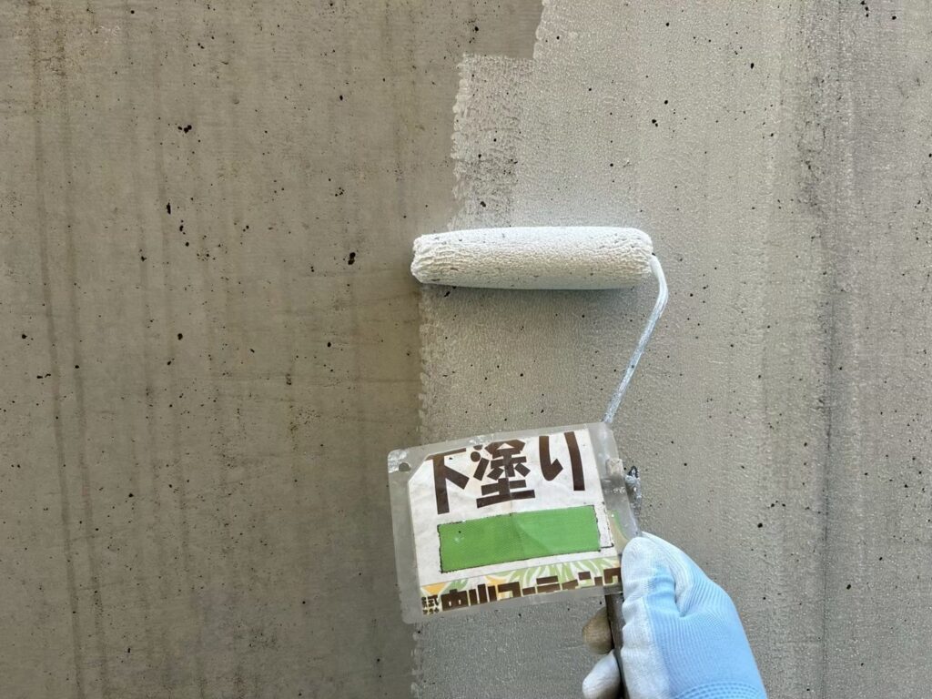 コンクリート塀の下塗りを行います
