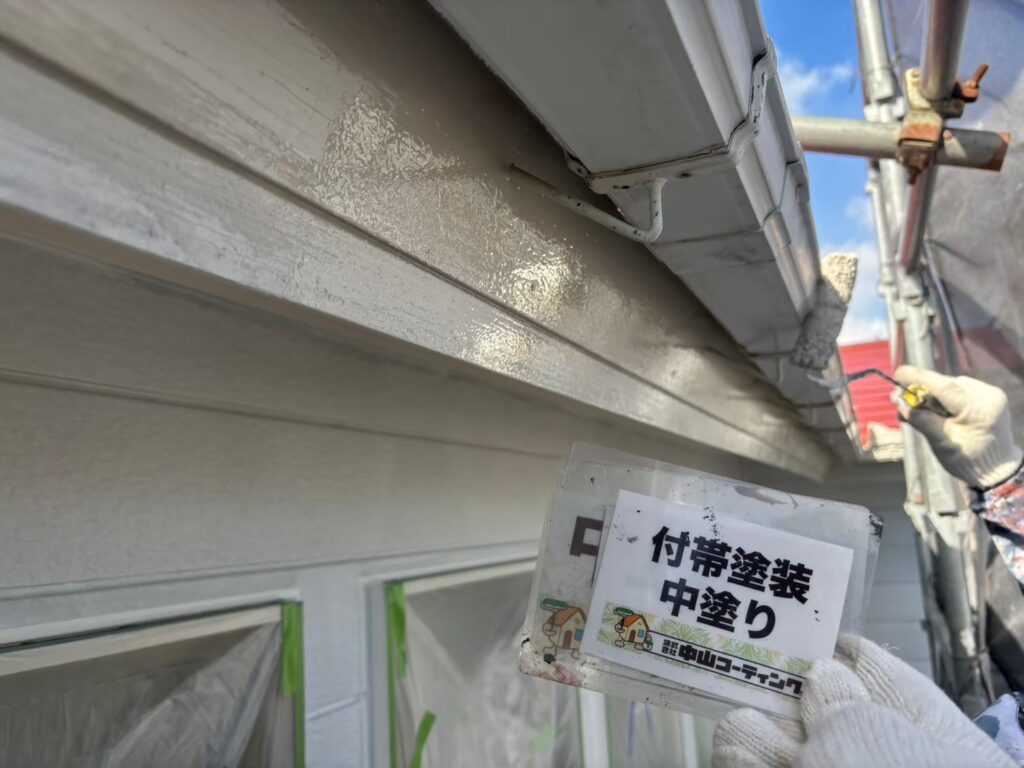 中塗りを行っています