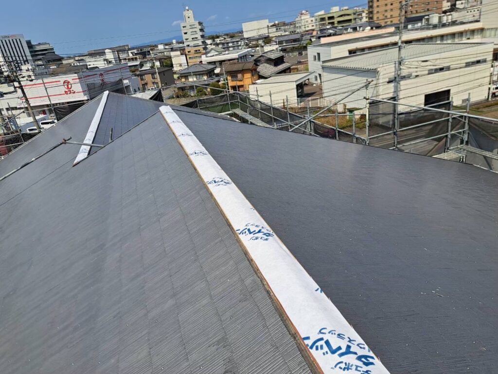 棟部に防水シートを施工し、雨水対策を行います