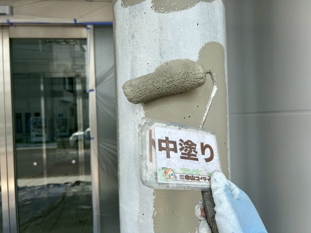 コンクリート柱の中塗りです