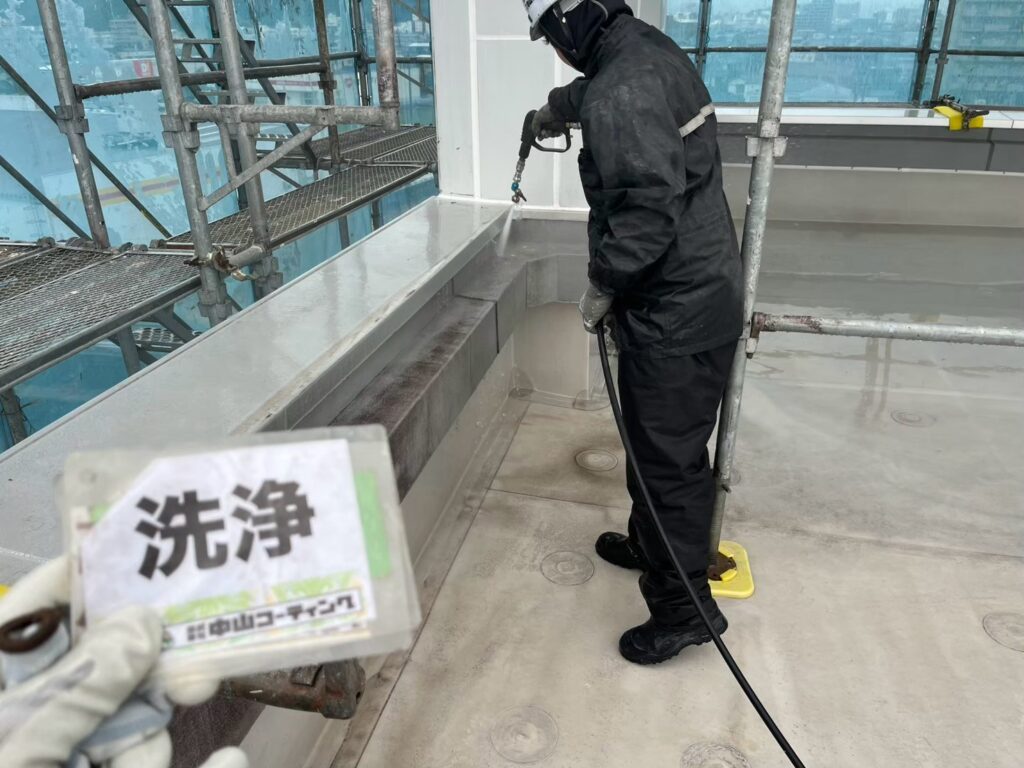 高圧洗浄で防水面を丁寧に洗浄中です
