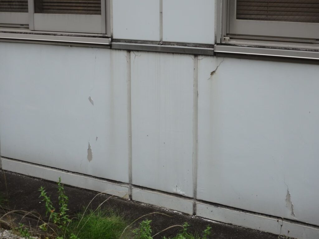 外壁パネルにひび割れや欠損が発生していました