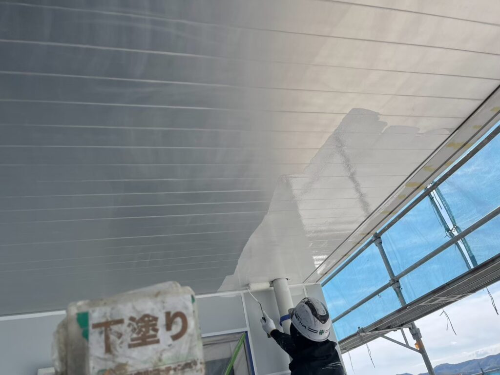 天井部分の下塗り中です